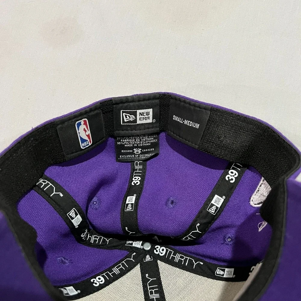 New Era Mens Purple LA Lakers Kobe Tribute 39THIRTY NBA Flex Fit Hat Cap S/M